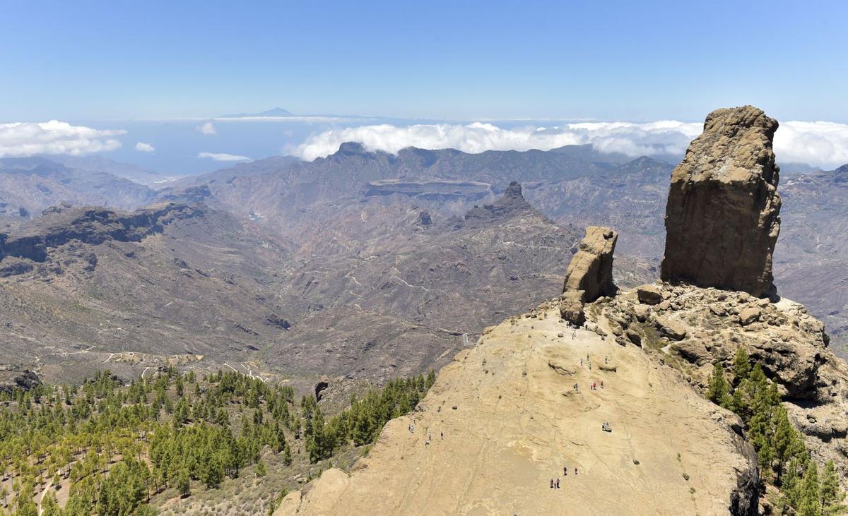 La base del Roque Nublo llena de personas recorriendo el entorno de este monumento natural. | ANDRÉS CRUZ