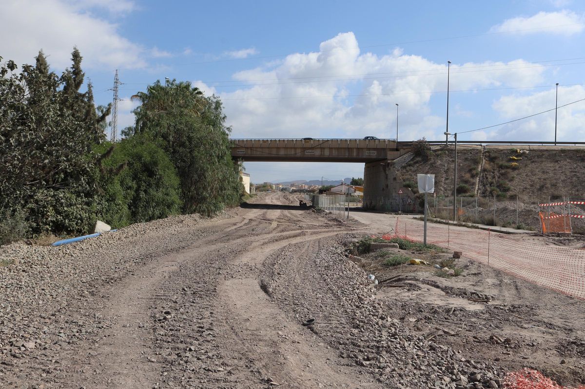 Estado de las obras en el paso a nivel de la Avenida de Sutullena, por donde 'saldrá' el soterramiento.