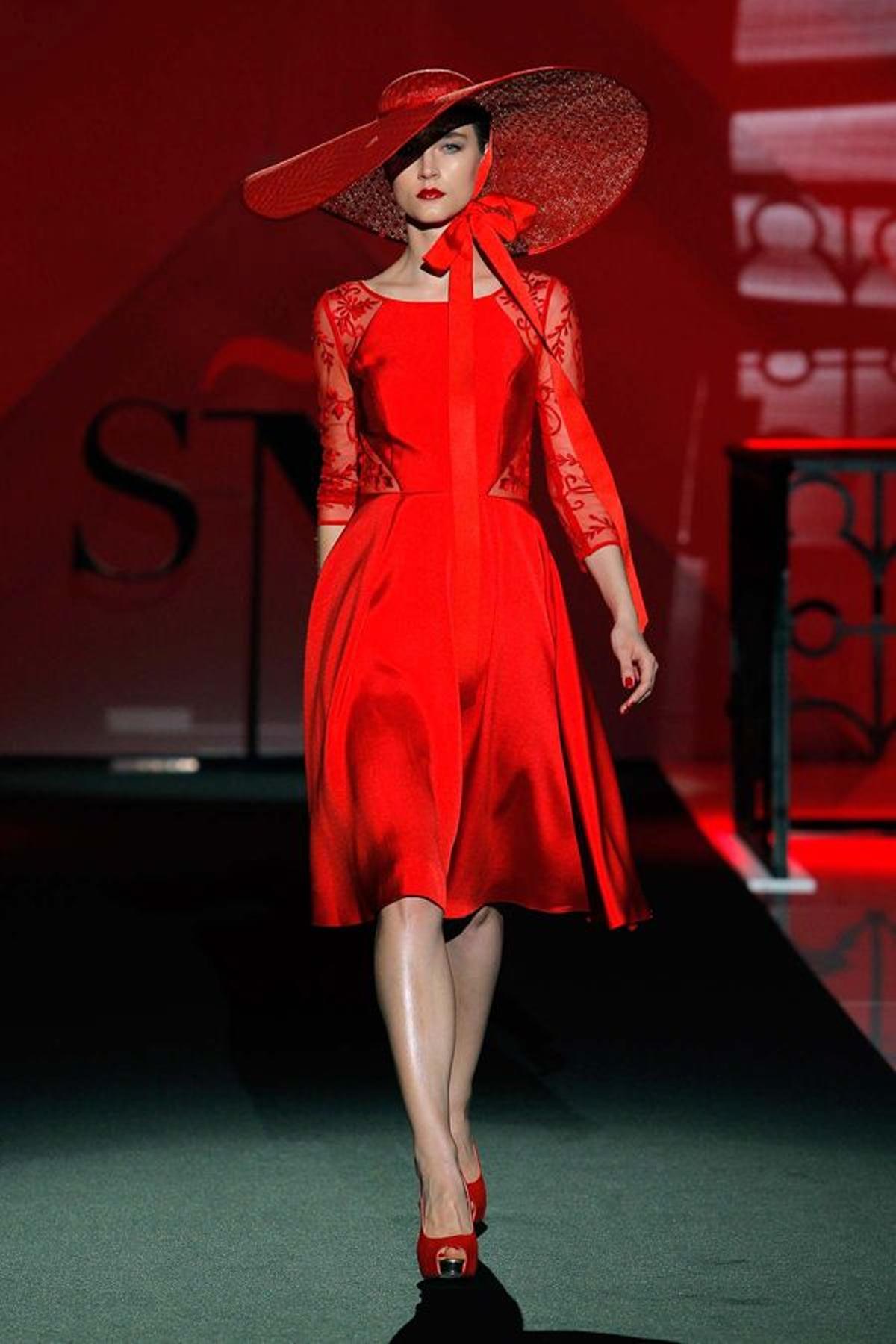 Vestidos de fiesta para bodas de invierno: todo al rojo