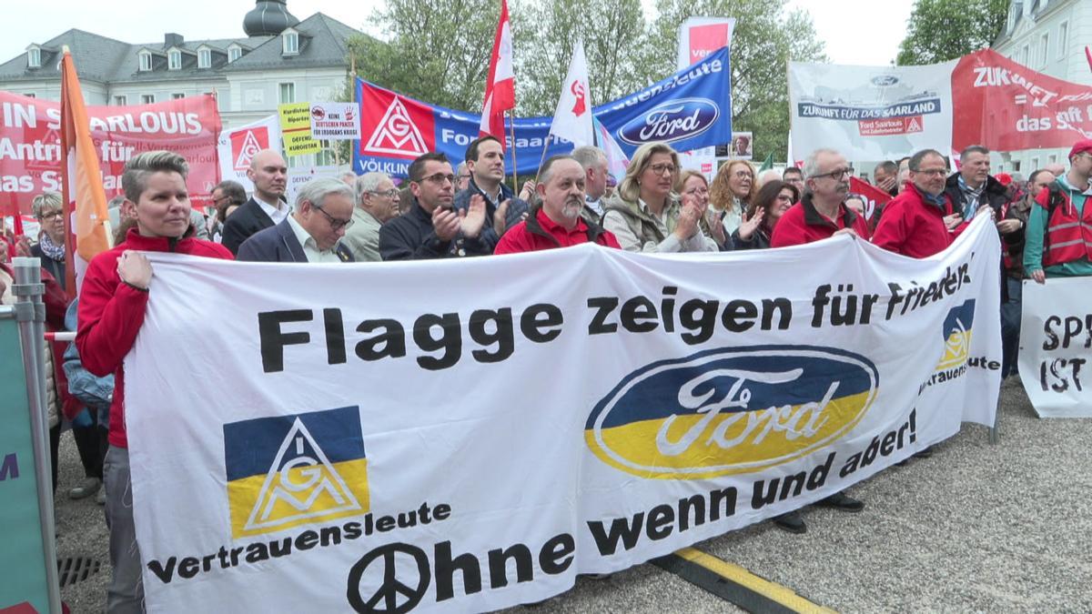 Anke Rehlinger, primera ministra del Sarre (SPD), con una pancarta de apoyo a Ford Saarlouis durante el 1 de mayo.
