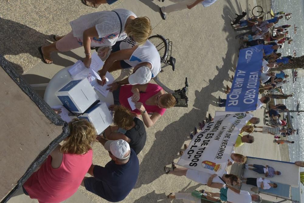 Protesta ante un Mar Menor que amanece cubierto de espuma