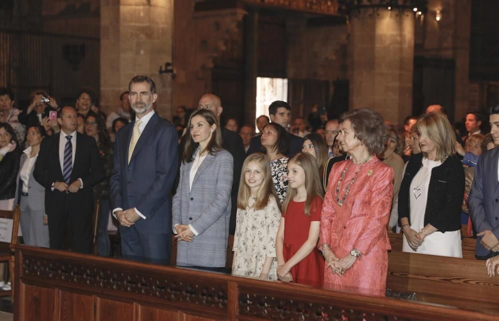 Pünktlich, aber nicht vollzählig: Letizia und Felipe, ihre Kinder Leonor und Sofía sowie Altkönig Sofía fanden sich am Sonntag (16.4.) traditionsgemäß in Palma Kathedrale ein.