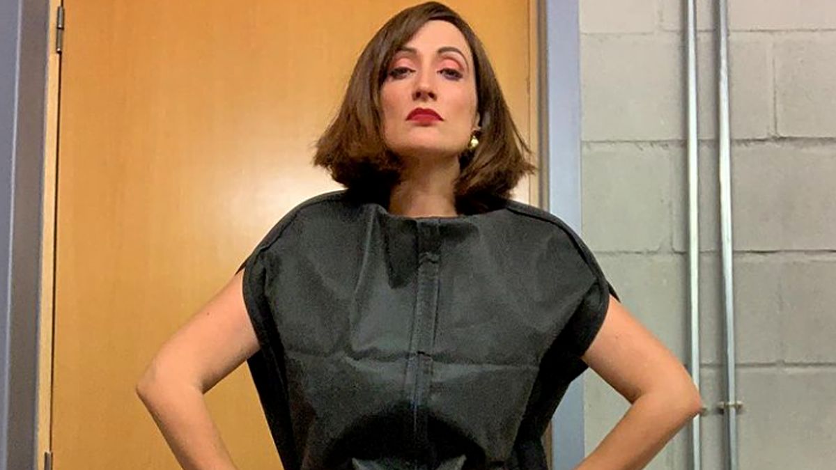 Ana Morgade vestida con un portatrajes para lanzar un mensaje