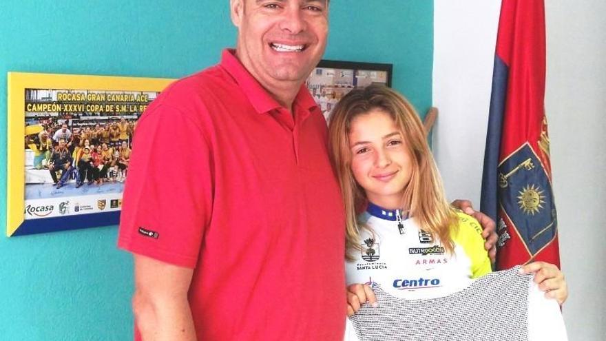 Ainhoa Santana, campeona de Canarias infantil en ciclismo en carretera, plantea un carril bici