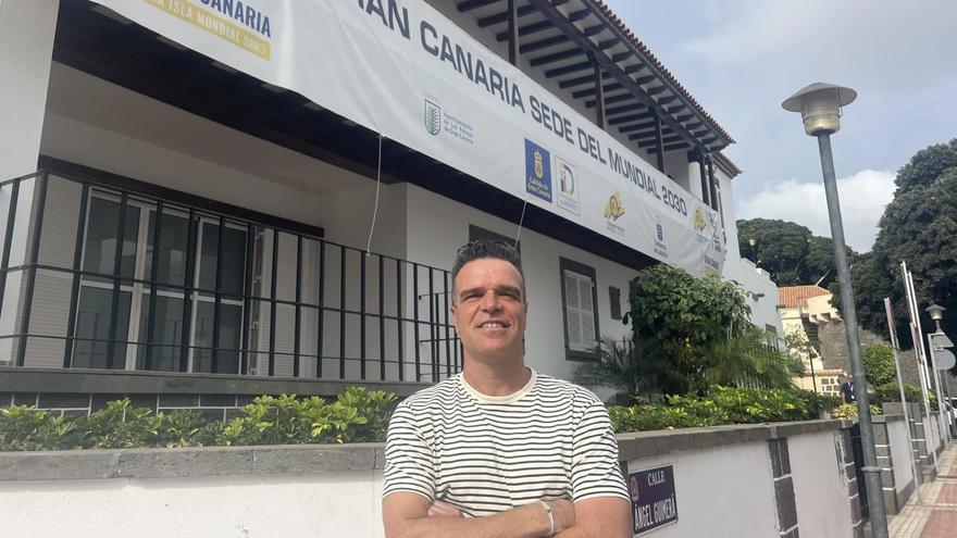 José Ojeda, que hoy cumple 50 años, en la puerta de la Federación Interinsular, en la calle Ángel Guimerá.