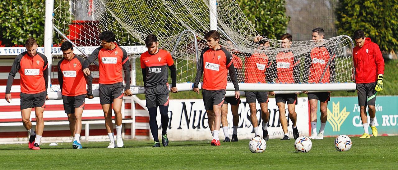 Cristian Salvador, en el centro de la primera fila, charla con Bogdan, Manu García, Campuzano y Pablo García, ayer en Mareo.