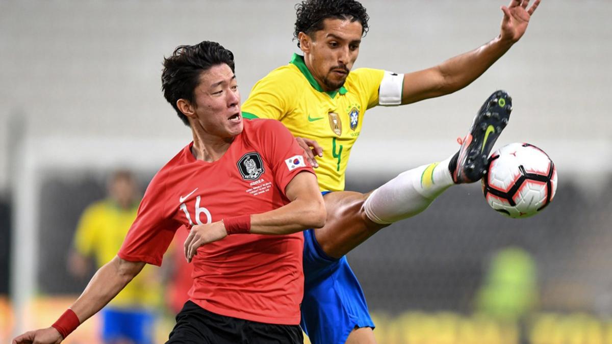 Marquinhos se enfrenta por el balón con Hwang Ui-jo durante el partido amistoso que ha enfrentado a las seleccions de Brasil y de Corea del Sur en el Estadio Mohammed Bin Zayed en Abu Dhabi.