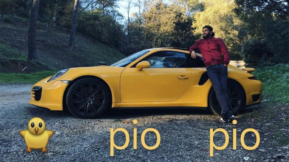 Aleix Vidal posa con su nuevo coche