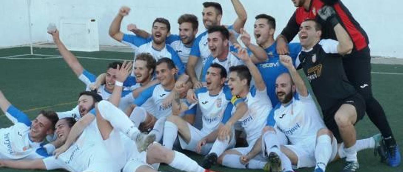 Los jugadores del Llosa celebran el ascenso en el Sequiol.