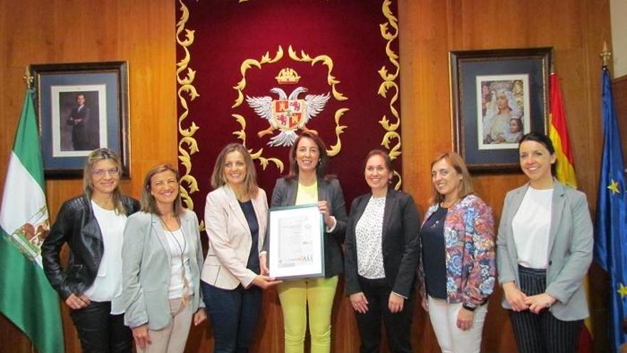 La alcaldesa de Alhaurín el Grande, Toñi Ledesma, recibe el certificado de calidad ISO 9001 para el Centro Ocupacional Fahala.