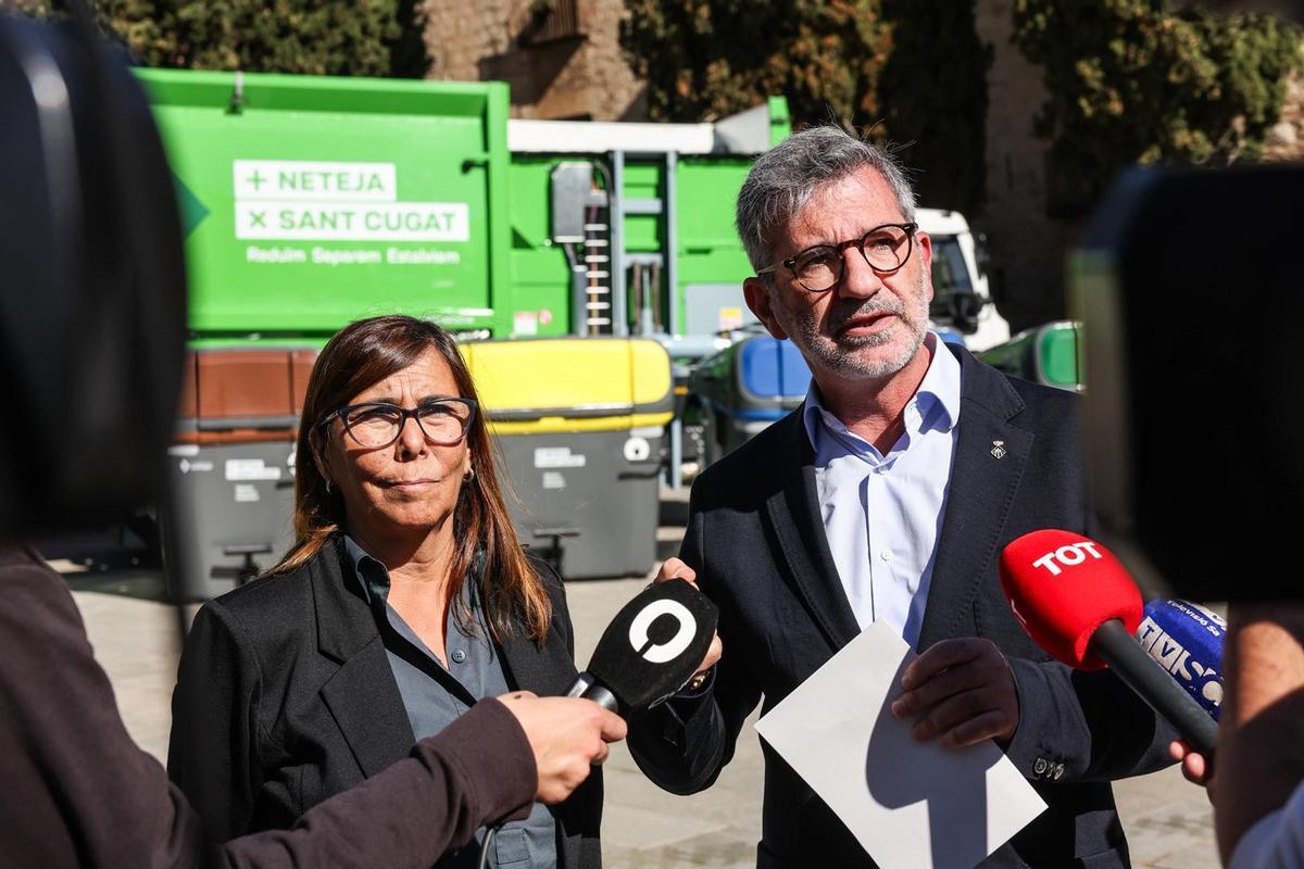 El alcalde de Sant Cugat y la tenieta de alcalde durante la presentación de los contenedores nuevos