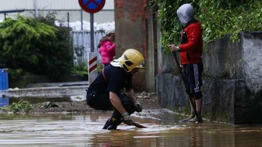 Un bombero, a la entrada de Química del Nalón.