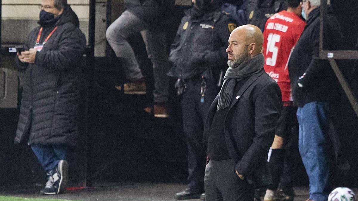 David Movilla, técnico del Zamora CF, observa el juego tras realizar un cambio. | J. L. F.