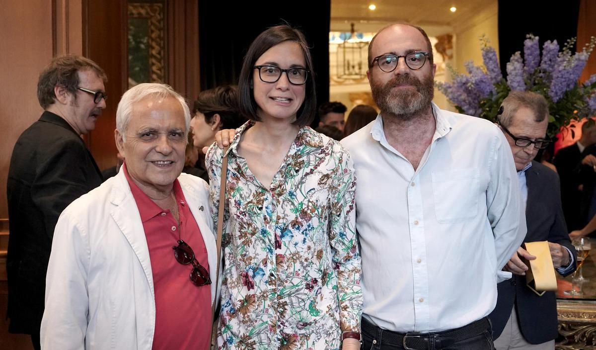 Juan Cruz, escritor y periodista; Inés Martín Rodrigo, premio Nadal y redactora de ‘abril’, y Jacobo de Arce, jefe de Cultura de ‘El Periódico de España’.