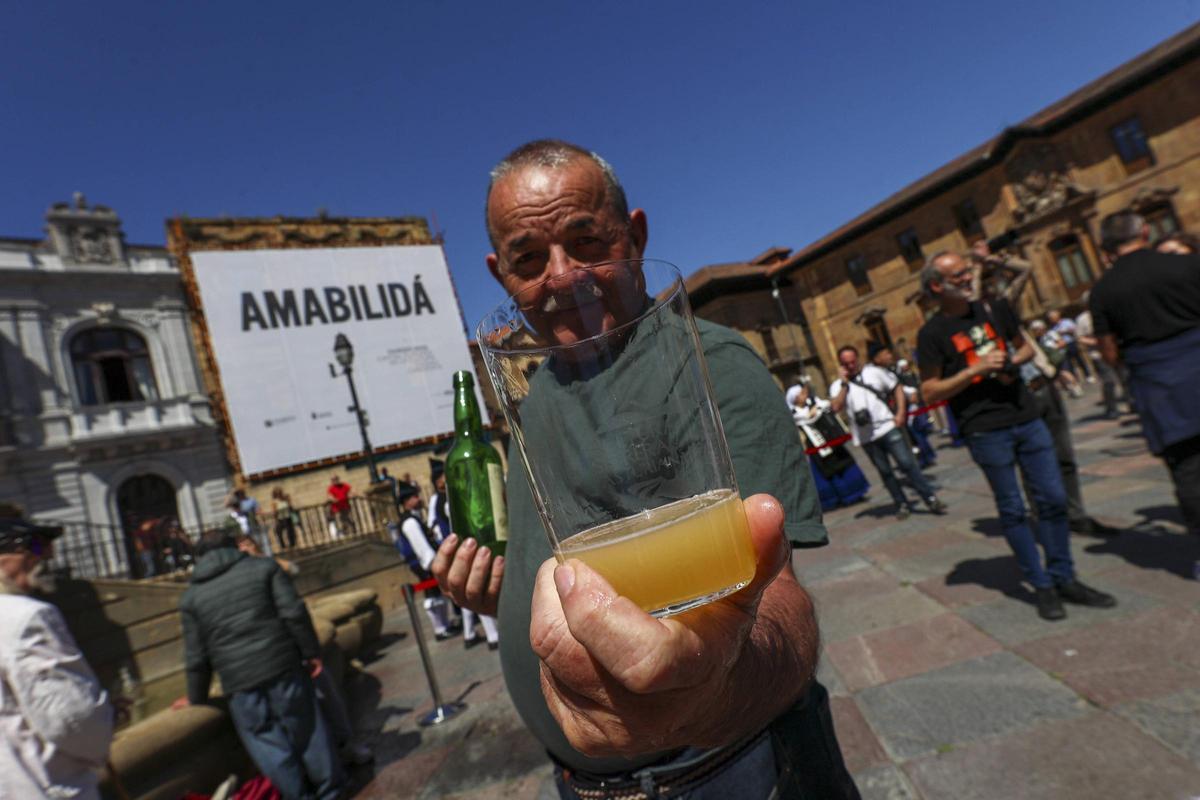 Oviedo levanta el brazo para un escanciado popular con más de un millar de personas por el Día Mundial de la Sidra, en imágenes