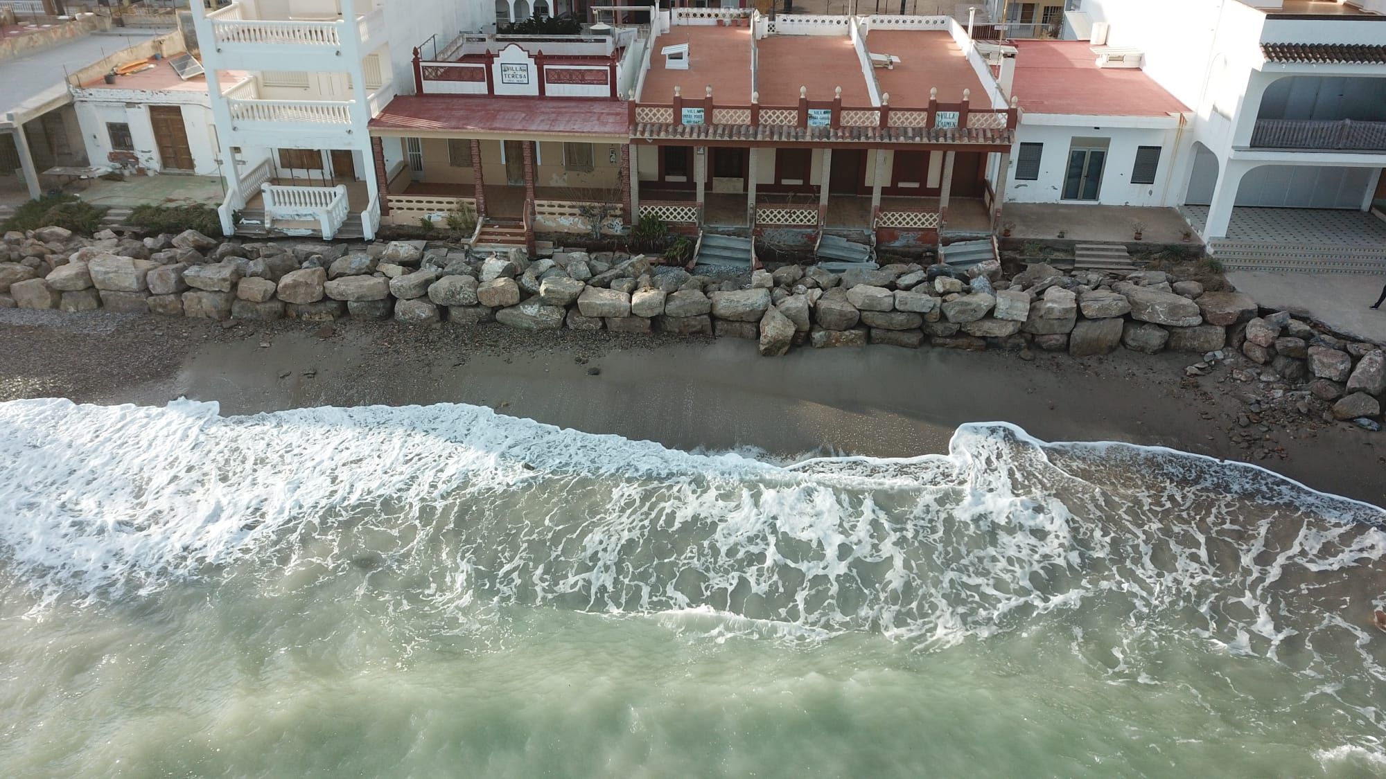 Panorámica con dron de cómo ha quedado el dique que ha construido Nules para proteger su costa