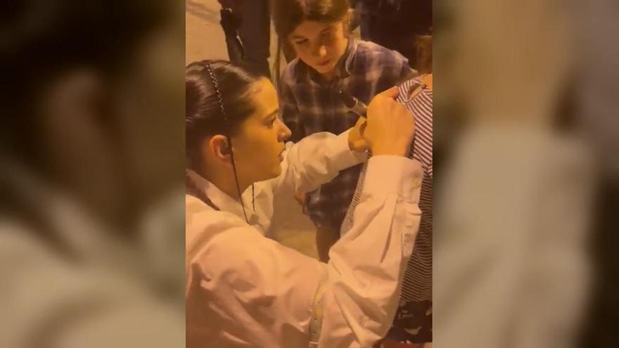 Vídeo | Rosalía sorprèn els nens castellers de la Colla del Poble-Sec de Barcelona