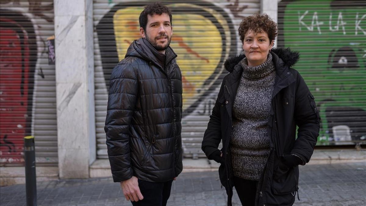 Barcelona 14 01 2021  Erase una vez en el barrio  Fundacio Ludalia ha tenido que cerrar debido a la Covid-19  En la foto Josefina Machado (directora) y Jordi Santamaria (educador) delante del local  ya cerrado  donde estaba Ludalia  FOTOGRAFO SERGI CONESA