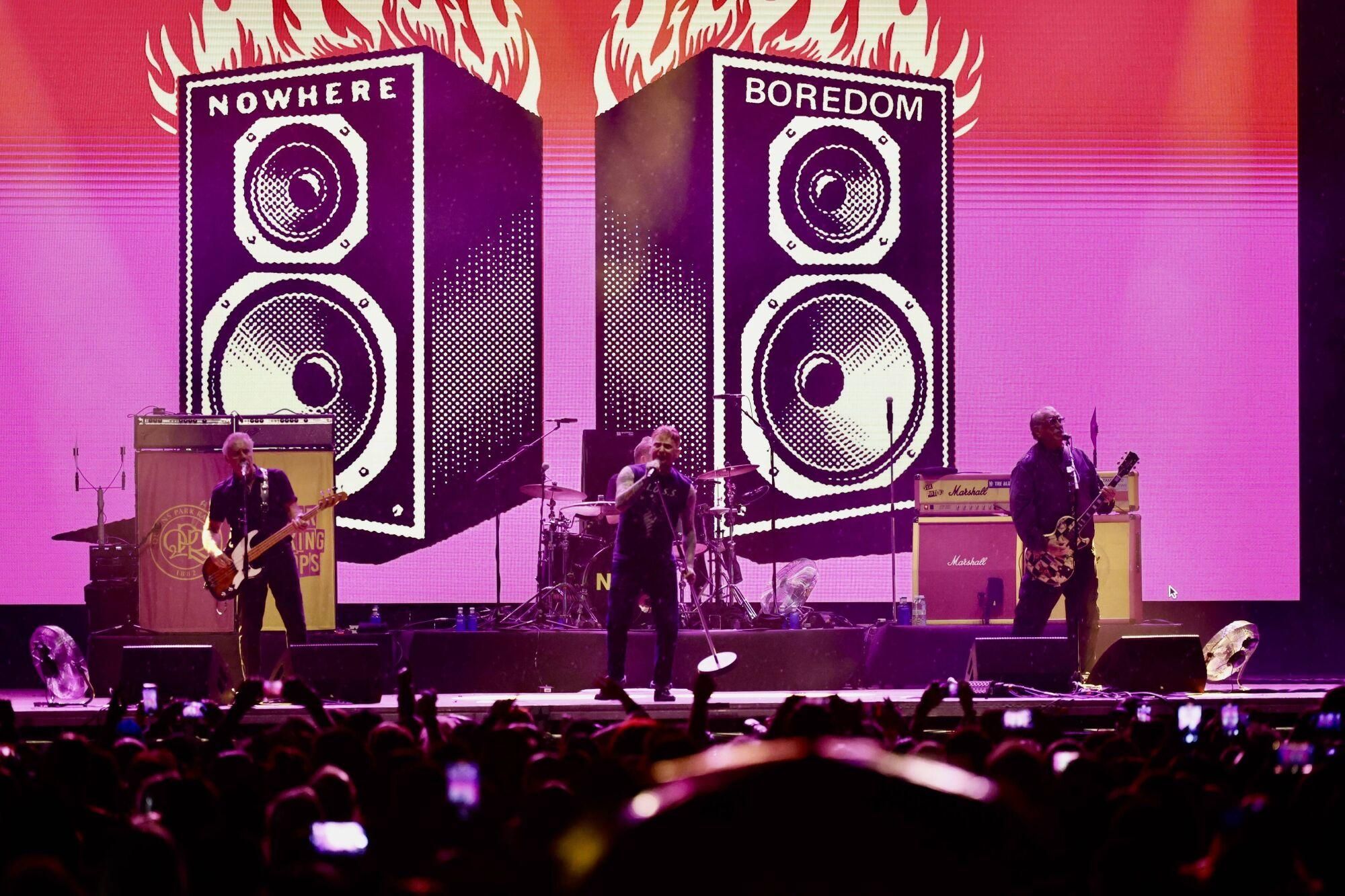 Así fue el concierto de los &quot;Sex Pistols&quot; en el festival Tsunami de Gijón.