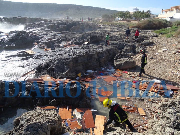 Tres tripulantes de una embarcación de  recreo de nacionalidad francesa han muerto  y otros tres se  encuentran a salvo tras chocar su nave contra las rocas en la zona de es  Caló de Formentera.