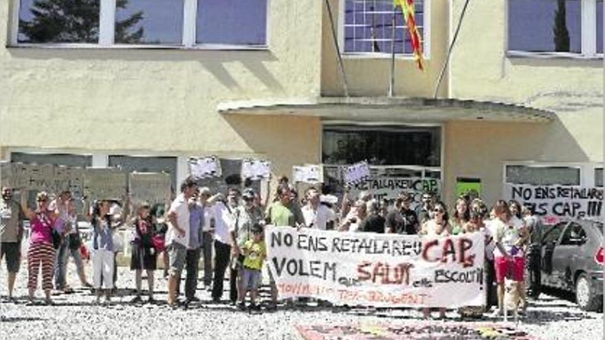 Imatge de la protesta que hi va haver aquest dissabte a Santa Coloma de Farners contra les retallades.