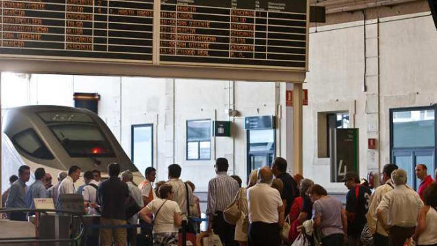 Un grupo de pasajeros en cola para subir a un tren en la estación de Alicante.