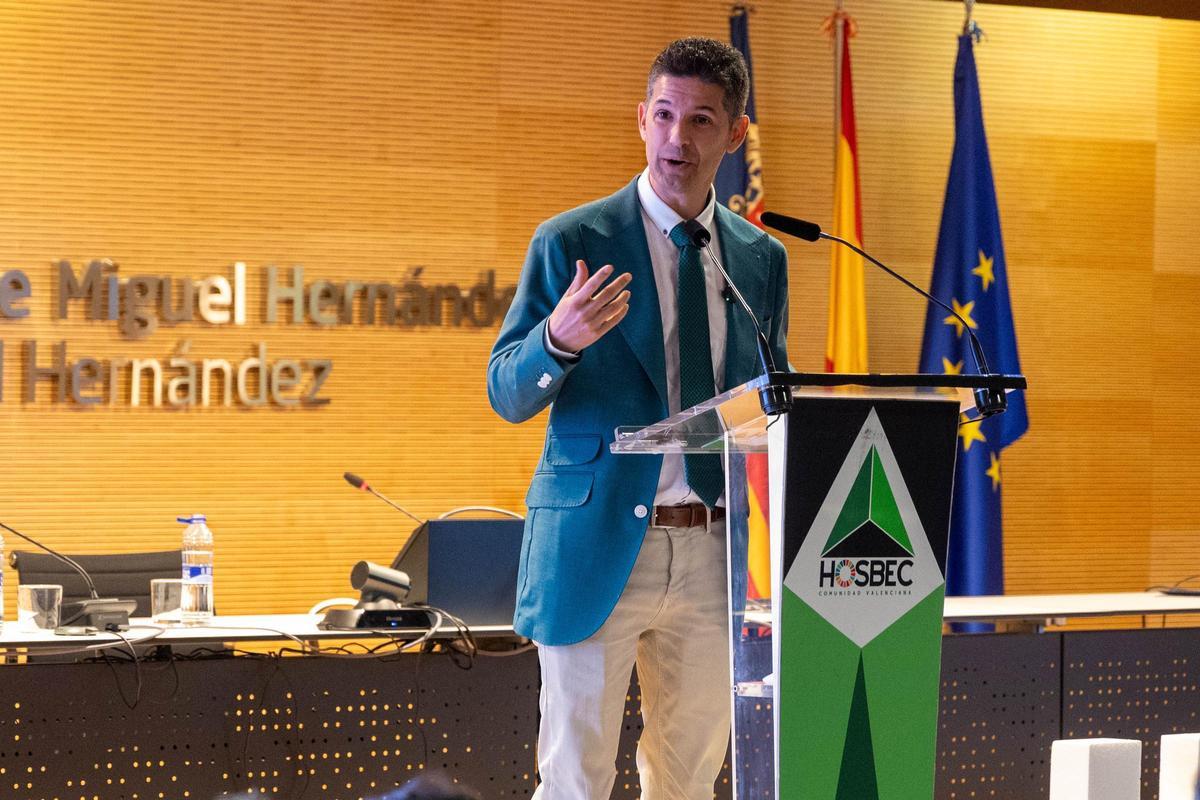 Fede Fuster, durante su intervención en la asamblea de Hosbec celebrada en el aeropuerto.