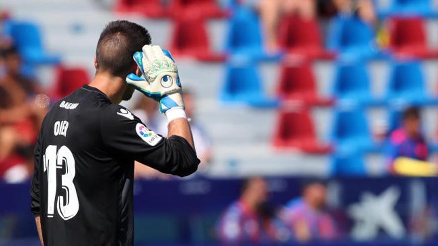 Oier tras uno de los goles durante el partido.