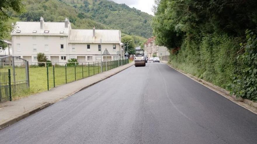 La reforma de la carretera del valle de Villoria, en Laviana, entra en su recta final