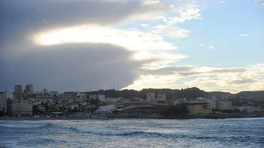 Nubes y claros sobre la ensenada de Riazor.