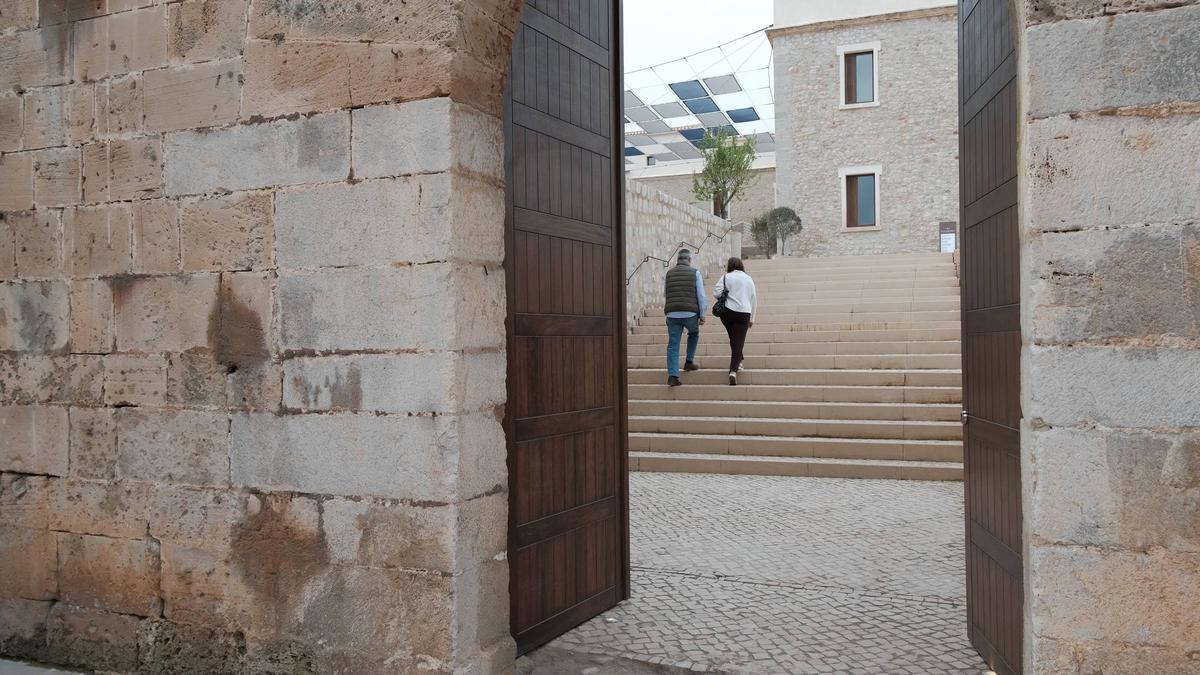 Primeros clientes en el Parador de Ibiza