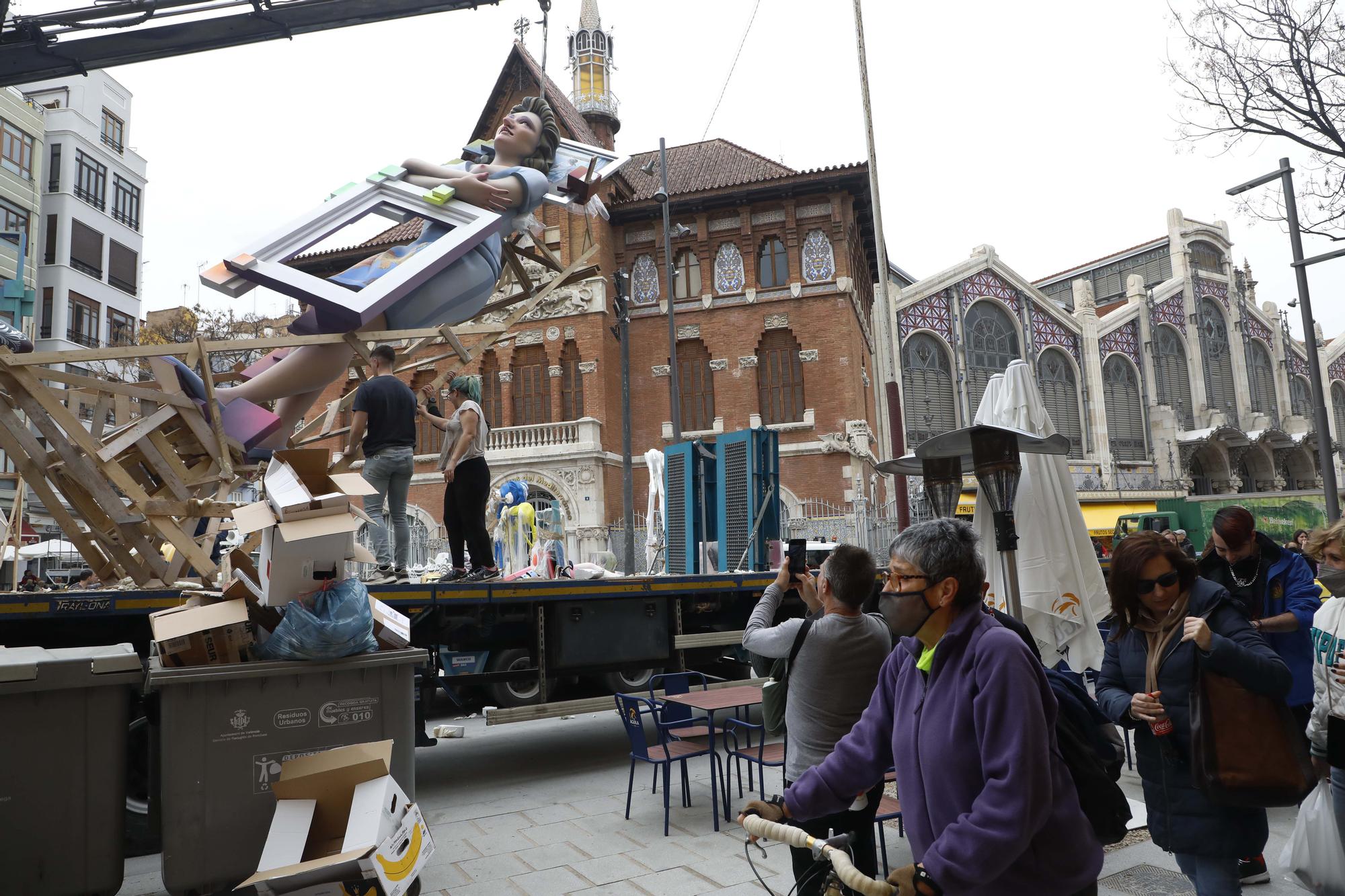 Espectacular "plantà" de Dalí y Gala en la falla del Mercado Central