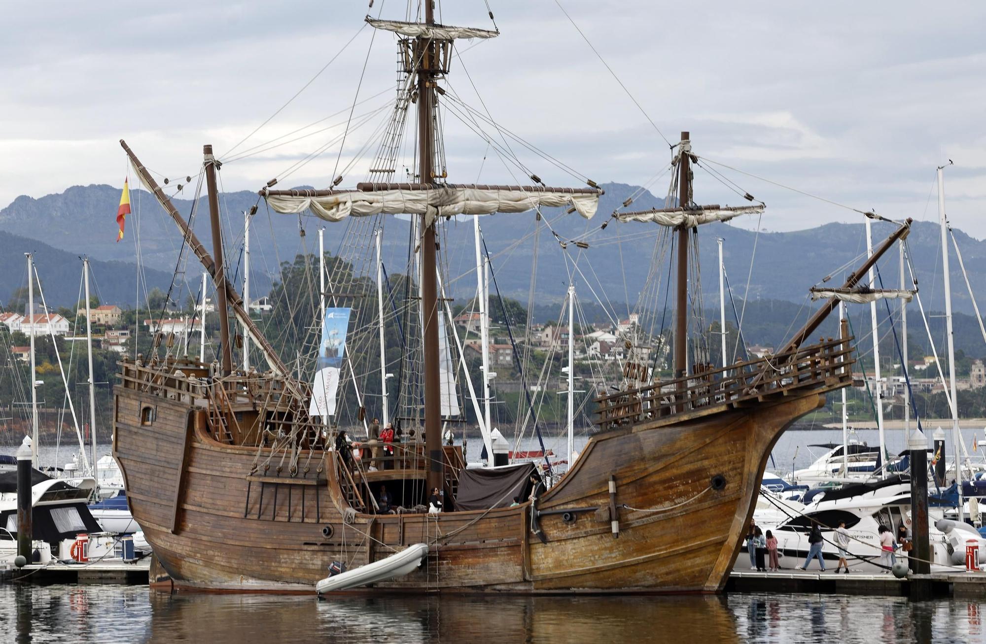 La réplica de la nao Santa María, arribada por primera vez en el puerto deportivo de Baiona