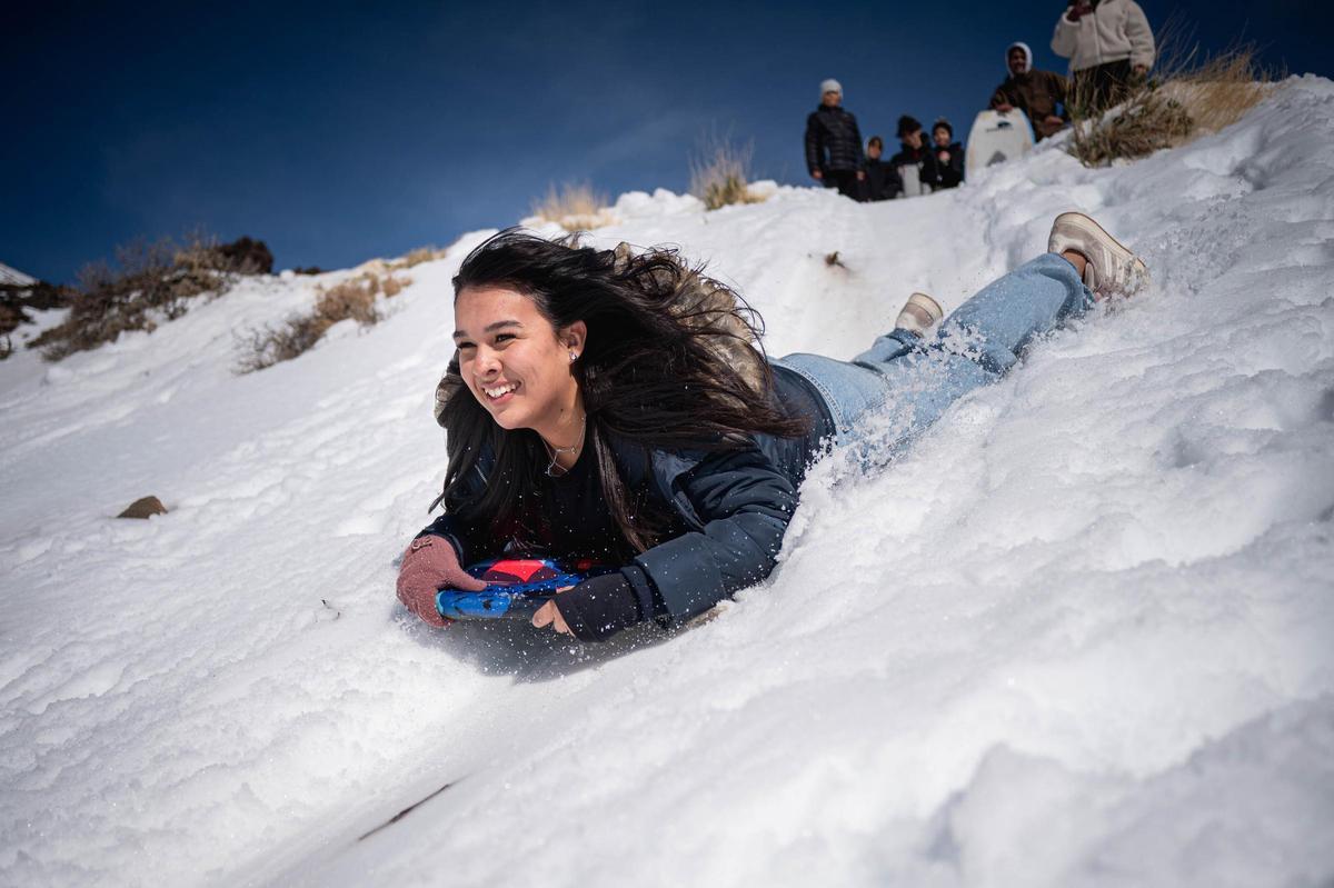 Una joven disfruta de la nieve esta semana en el Parque Nacional del Teide