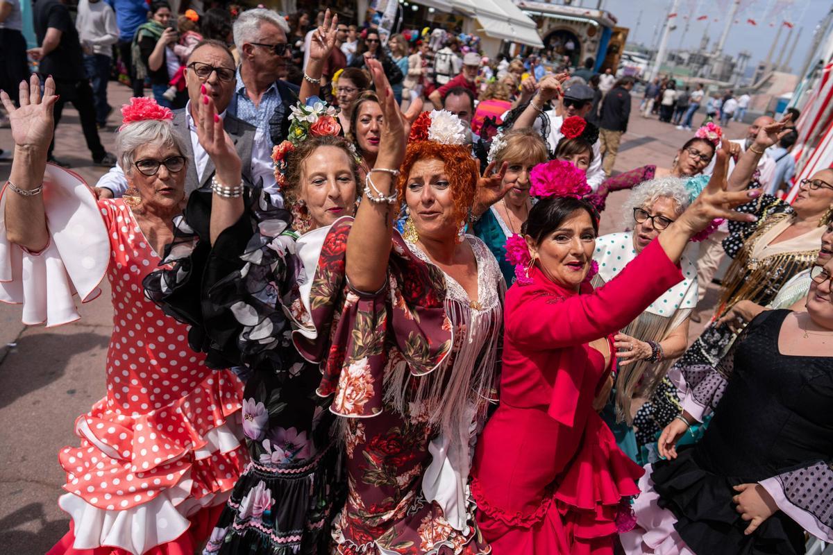Ambiente en la Feria de Abril de Barcelona, en el recinto del Fòrum, durante la jornada del Primero de Mayo. El evento encara este viernes su último fin de semana de actividad antes de la clausura. Ambiente en la Feria de Abril de Barcelona, en el recinto del Fòrum, durante la jornada del Primero de Mayo. El evento encara este viernes su último fin de semana de actividad antes de la clausura.