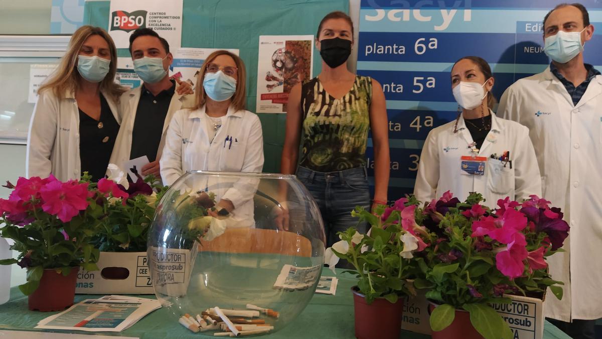 Mesa en el centro sanitario en el Día Mundial sin Tabaco.