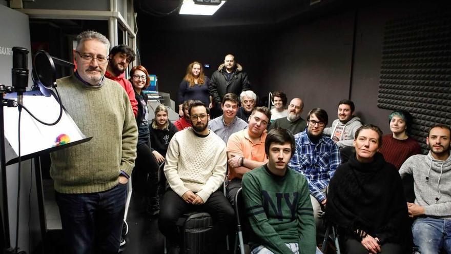 Humberto Gonzali, a la izquierda, con algunos actores del banco de voces.