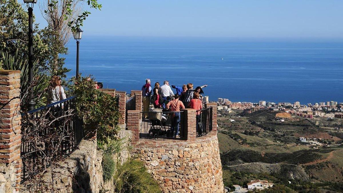 El Parque de la Muralla de Mijas, un entorno con una tirolina de 20 metros y un paseo entre murallas, cascadas y jardines botánicos