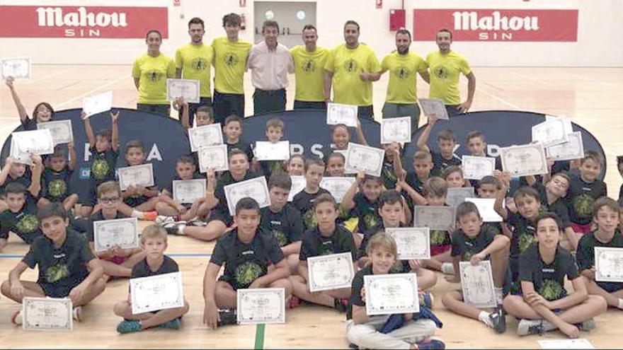 Acto de clausura con los participantes y organizadores del Campus Multideporte. // Redondela F.S.