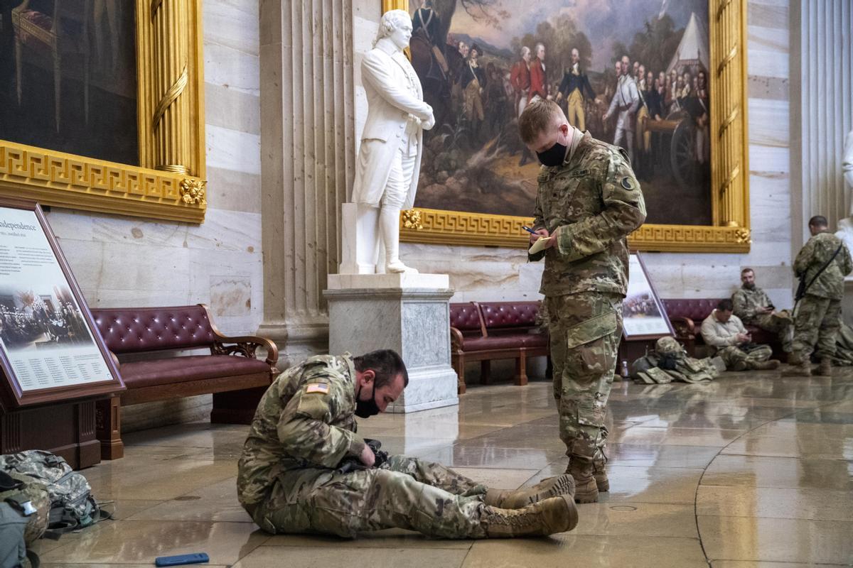 Soldados de la Guardia Nacional toman un descanso en el interior del Capitolio