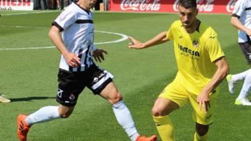 El jugador del Ontinyent, Juanan pelea con Rubén Mesa por el esférico.