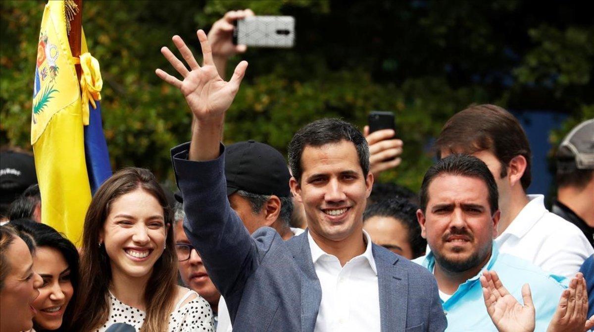 zentauroepp46718658 venezuela s opposition leader juan guaido waves to his suppo190126202412