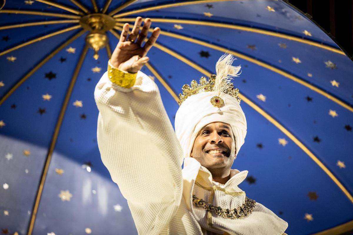 Baltasar saluda a los miles de niños reunidos en la cabalgata de Reyes de Zaragoza.