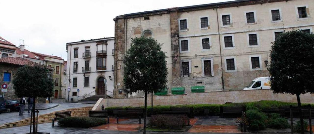 Panorámica del edficio de la antigua fábrica de tabacos desde la plaza de Arturo Arias, en una imagen tomada ayer.