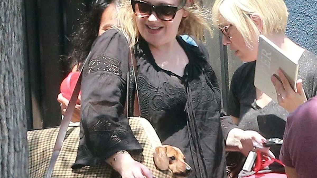 Adele con su perro en California