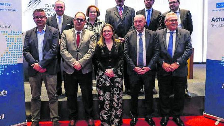 Foto de familia del acto en Oviedo en la que figuran, entre otros, el comisionado, José Antonio Sebastián; Pablo Junceda (Sabadell); el vicepresidente del Principado y empresarios. |   // L. MURIAS