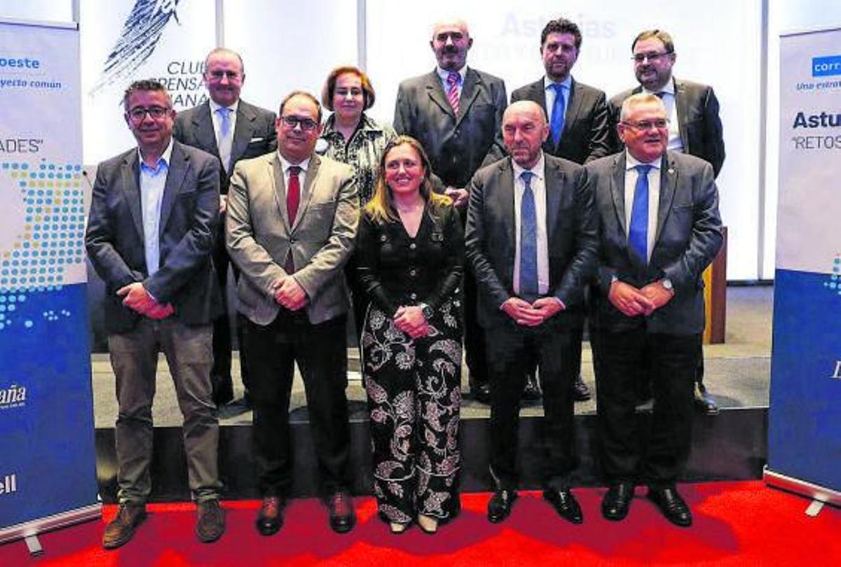 Foto de familia del acto en Oviedo en la que figuran, entre otros, el comisionado, José Antonio Sebastián; Pablo Junceda (Sabadell); el vicepresidente del Principado y empresarios. |   // L. MURIAS