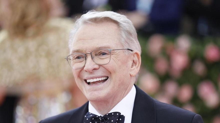 Muere Bob Mackie, el legendario diseñador de Cher que también vistió a Miley Cyrus, Zendaya, Taylor Swift y Sabrina Carpenter