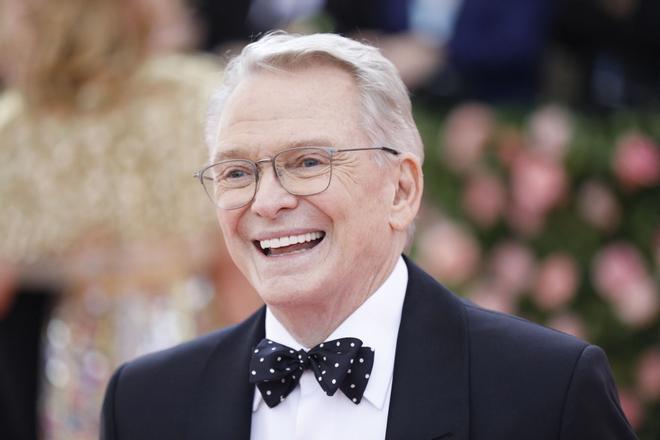 Muere Bob Mackie, el legendario diseñador de Cher que también vistió a Miley Cyrus, Zendaya, Taylor Swift y Sabrina Carpenter