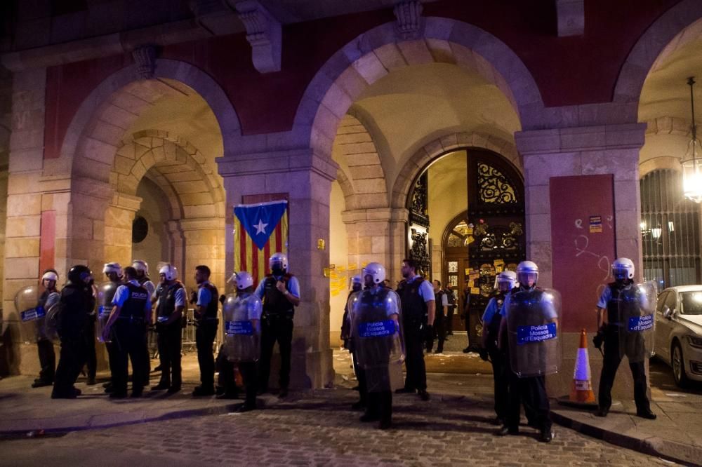 Carregues dels Mossos en el primer aniversari 1-O